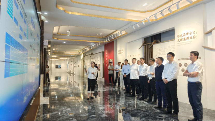 數據助推產業發展 江蘇省數據局一行到揚子江藥業集團調研走訪